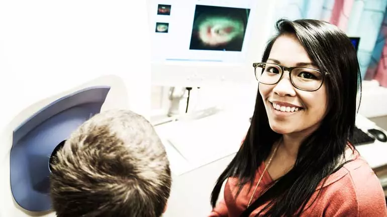 Masterstudent i optometri. Foto.