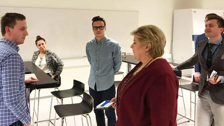 Erna Solberg møter HSN-studenter. Foto