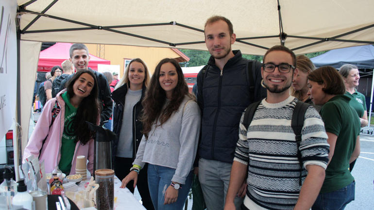 Dei internasjonale studentane møtte også opp da sommartoget ankom Bø stasjon. 