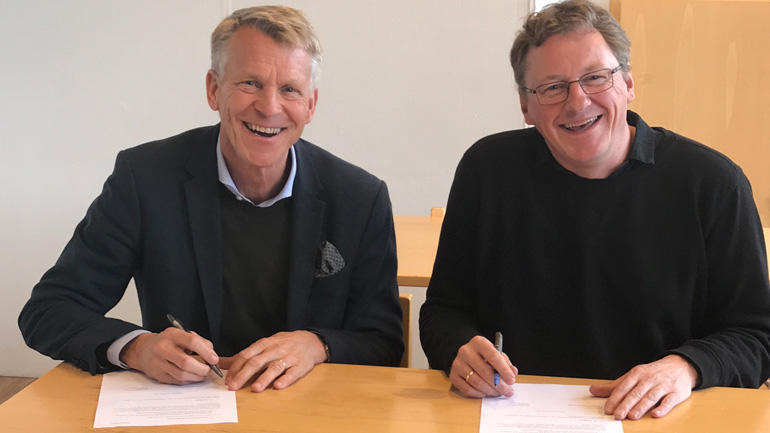 Prorektor Kristian Bogen og Rauland Vinje-ordførar Jon-Rikard Kleven underskrev samarbeidsavtala.