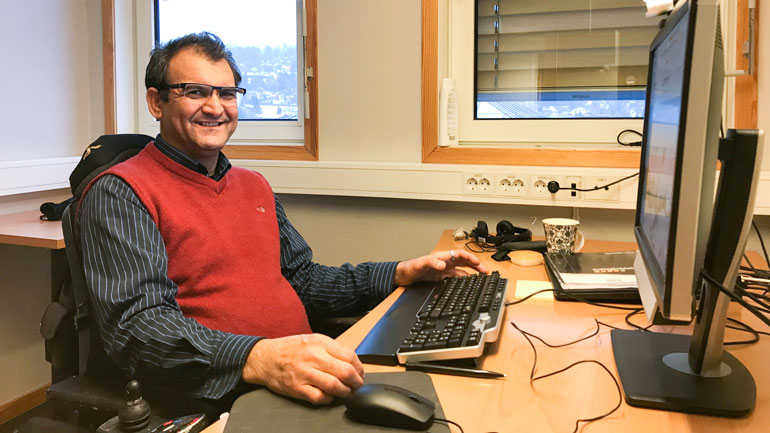 Ali Bakhtiari trives på kontoret på campus Notodden. Foto