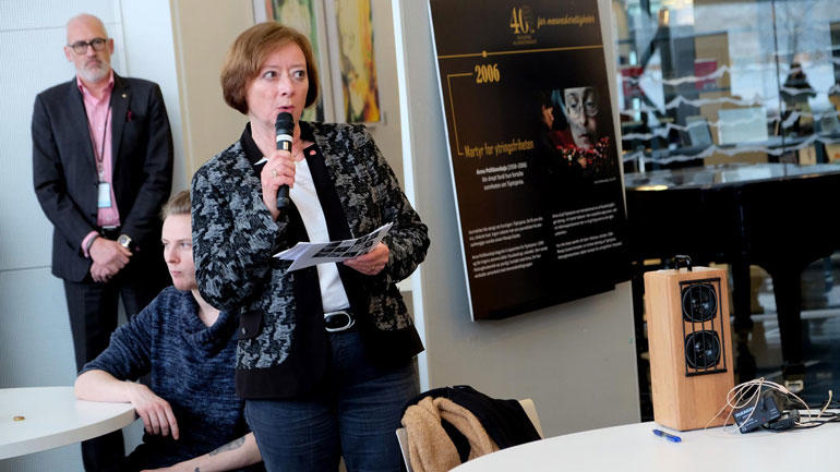 Lise Christoffersen taler på åpning av jubileumsutstilling til Den norske Helsingforskomité på campus Drammen: Foto NHC