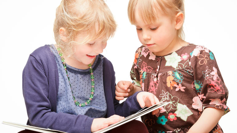 To barn leser. Foto: Colourbox
