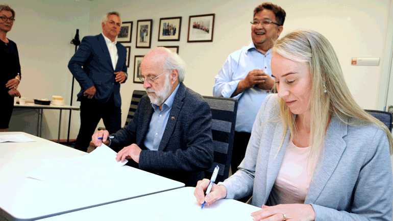Selve signeringen mellom USN-rektor Petter Aasen og Bellonas fagsjef Runa Haug Khoury.