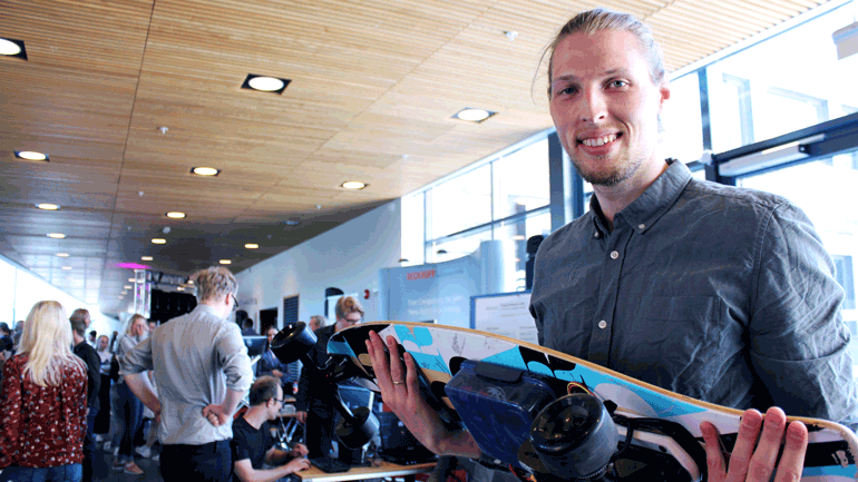 Dataingeniør John-Ivar Hauge viser frem produktet sitt, et elektrisk skateboard