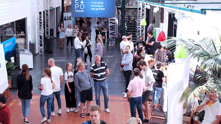 Oversikt over publikum og stands under USNExpo 2018 ved campus Vestfold 