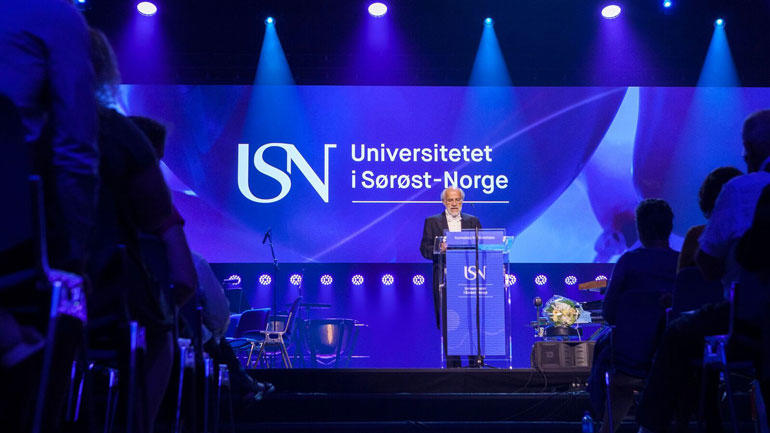 USN-rektor Petter Aasen stilte i kjole og hvitt under universitetsmarkeringen på Oslofjord Convention Center i Stokke. (Foto: Peder Gjersøe)