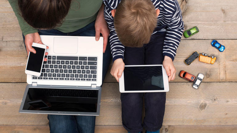 Ungdom og barn bruker skjermer. Foto iStock/patat