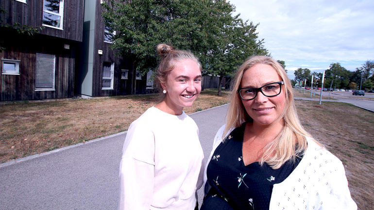 Fersk student Camilla Tomta får mange gode råd med på veien fra kommunikasjonssjef Linda Tabita Tangen i Studentsamskipnaden i  Sørøst-Norge. 