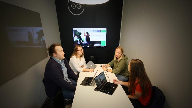ndreas Ek Pedersen, Mari Telise Nilsen, Ida Groven og Linn-Cecilie Solberg sitter inne på et av campus Drammens grupperom og diskuterer innholdet i den digitale kunnskapsreisen. foto.