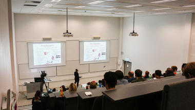 Dr. Giorgio Quer in USN auditorium speaking to students and researchers in Kongsberg. Photo