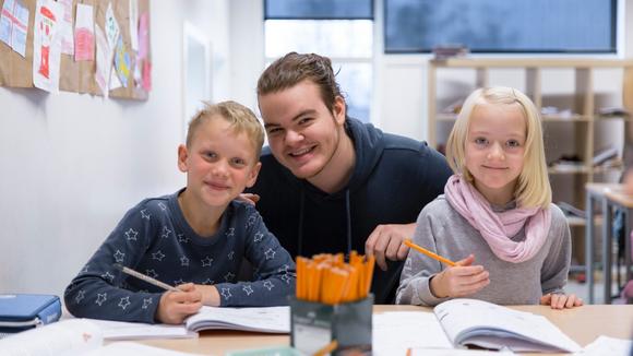 Lærerstudent Syver Bråten sammen med to elever