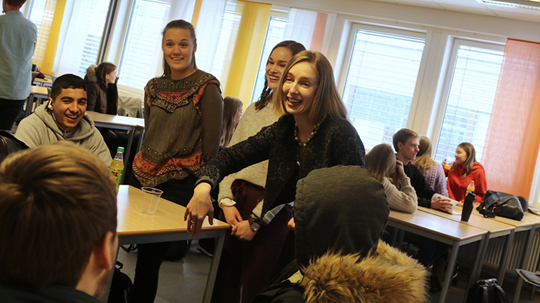 Iselin Nybø på Porsgrunn videregående skole snakker med elever om lærerutdanning. foto.