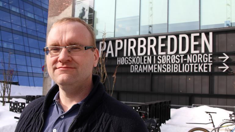 FAGANSVARLIG I SNL: Statsviter Dag Einar Thorsen bidrar i Store norske leksikon. (Foto: Stian Kristoffer Sande)