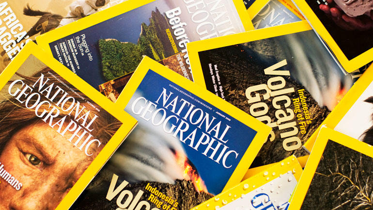 bilder av forsidene av bladene National Geographic i en bunke