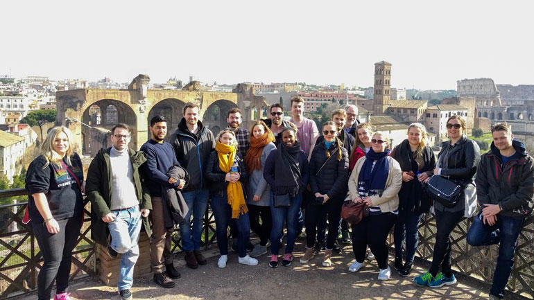Lærerstudenter fra USN lærer mye av å dra på ekskursjoner, og nå har de vært i Roma. Gruppebilde