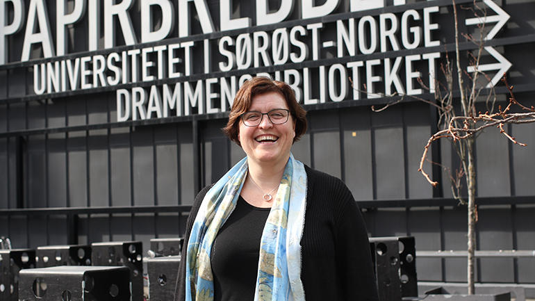Anna Rigmor Moxnes ved campus Drammen. foto.
