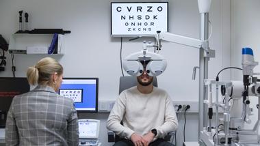 Hos Nasjonalt senter for optikk, syn og øyehelse kan du sjekke om du er langsynt
