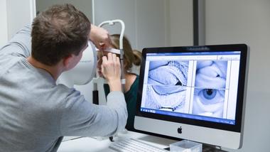 Optometristudent som sjekker tørre øyne