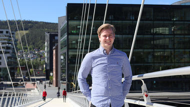 Drammensstudenten foran universitetsbygget i Drammen