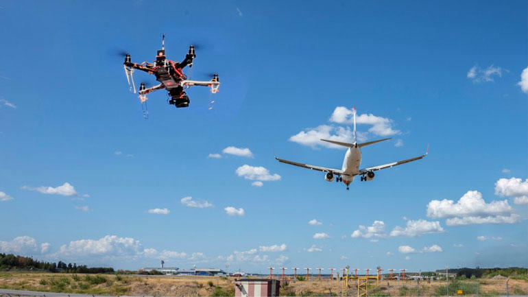 Illustrasjonsfoto med drone i lufta nær flyplass