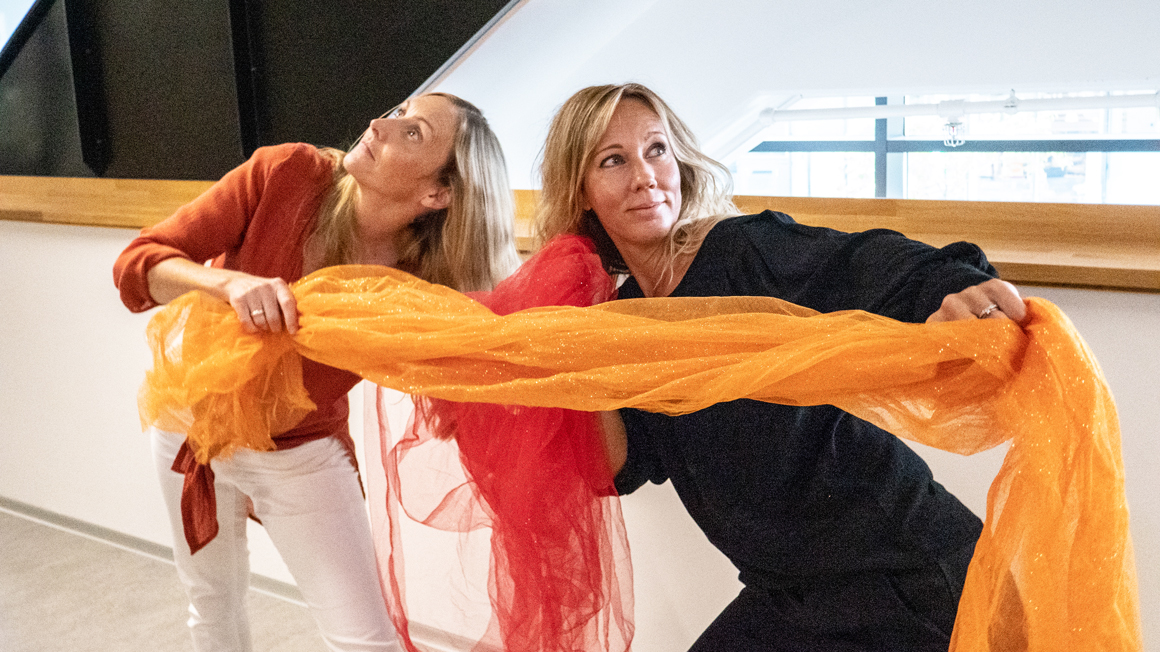 VIKTIG VERKTØY: Fv: Kari Evelin Arellano Lorentzen og Savannah Rosén ønsker å hjelpe klientene sine gjennom dans og bevegelse i tillegg til kognitiv terapi (samtale).