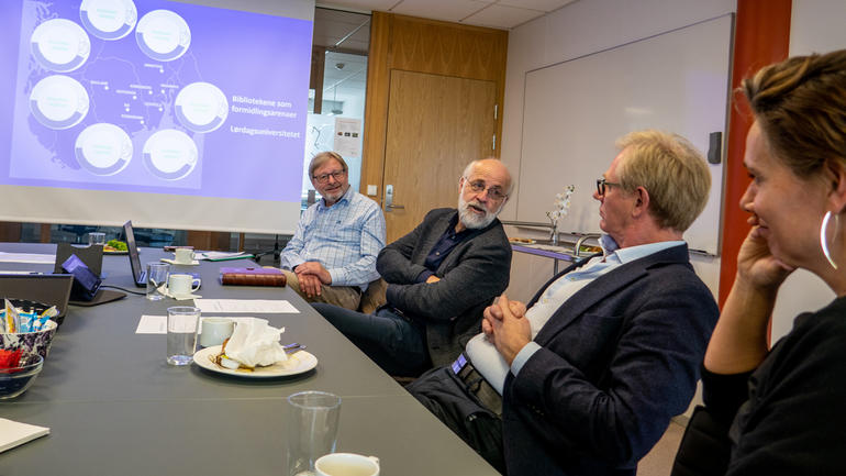 Rektor Petter Aasen snakker med bibliotekledere om Lørdagsuniversitetet. Foto