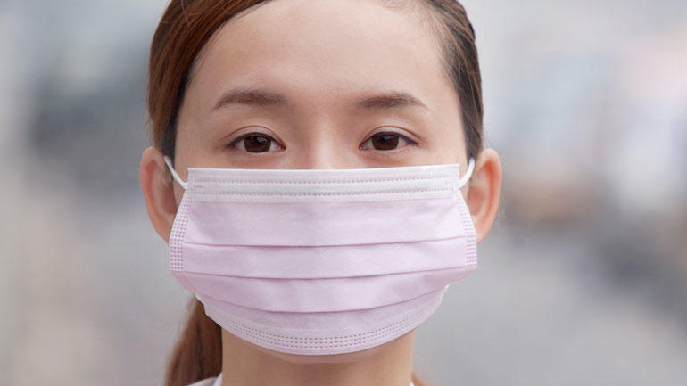 kinesisk kvinne med ansiktsmaske. foto