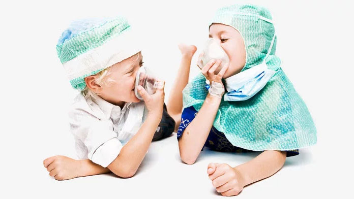 Barn leker med anestesimasker