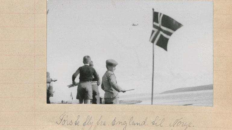 Barn ved fjorden. Bilde lagt ved stil skrevet til konkurranse for skolebarn i 1946. Skjermdump: arkivverket.no