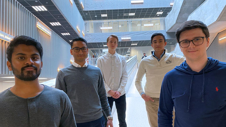 Studentene Kirisan Manivannan (f.v.), Sirajuddin Asjad, Øystein Løndal Nilsen, Stian Håve og Daniel Skryseth har startet USN XR Society.