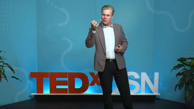 Torgeir Straand held sin TED Talk.