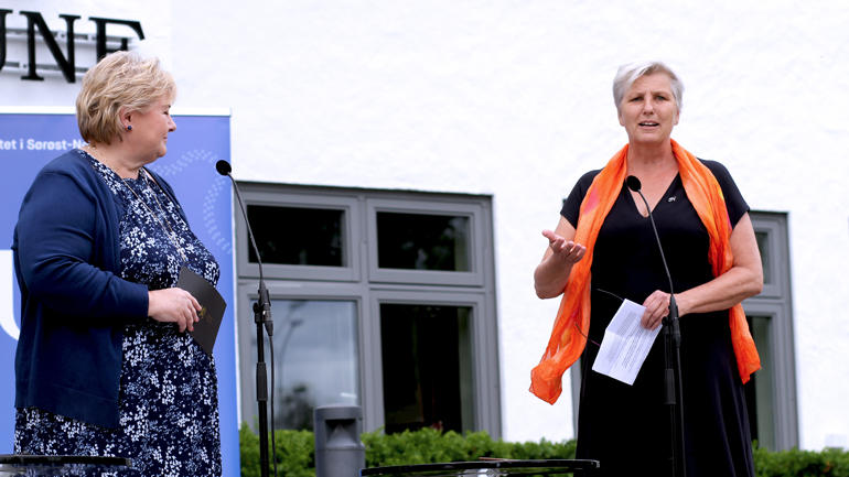 Erna Solberg på scenen på torvet i bø, det vil si trappa til rådhuset, stående sammen med USNs Annette Bidschoff.
