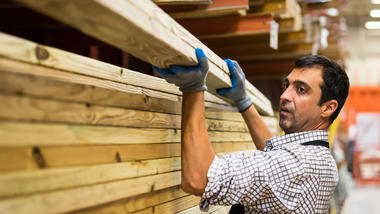 Mannlig innvandrer i arbeid i byggvarehus. 