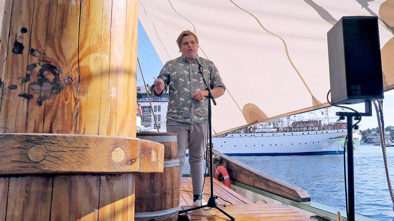 Gaute Børstad Skjervø stående på pnalet foran mikrofonen om bord i Berntine.