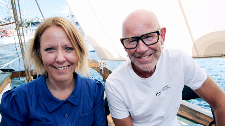 Nærbilde av Anna-Sabina Soggiu og Bengt Karlsson som er i kamera og smiler sittende ombord i Bertine