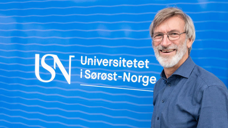Lars Erik Øi holder foredrag på Lørdagsuniversitetet.