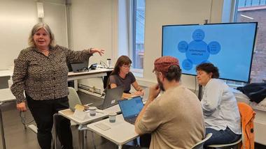 Partnerne møttes i Tromsø for å gjennomgå det nye læringsmaterialet som skal lære studenter og ansatte om digital sikkerhet i helsetjenestene. Prosjektleder er Aud Mette Myklebust (t.v.) fra USN.