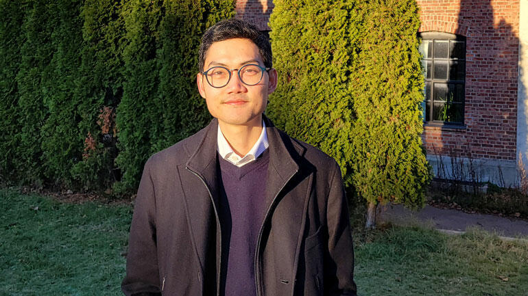 Huy Tran tok doktorgraden ved USN Handelshøyskolen. Bilde av ham