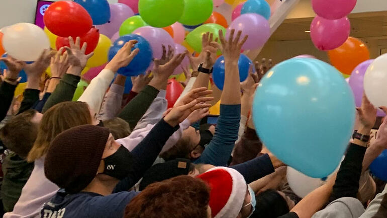 Bilde av studenter med munnbind i ballonglek