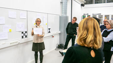 Professor Kristin Falk under en workshop med industrien på campus Kongsberg. Foto