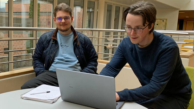 Håvard og Emil på IT-studiet i Bø