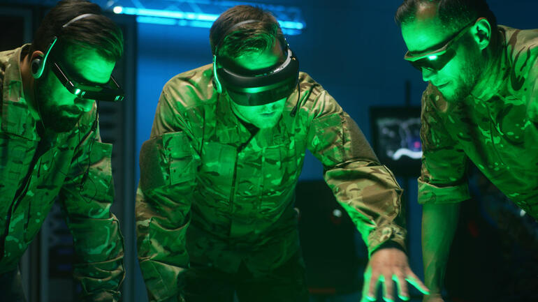 Foto av tre soldater med VR-briller.