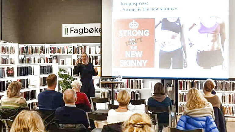 Professor Solfrid Bratland-Sanda gave a lecture on the pressure young people are exposed to at The Saturday University in Larvik. This is one of the arenas where USN conducts research dissemination.