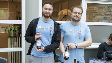 SKAPERGLEDE: Ingeniørstudentene Adrian Nicpon og Andreas Knoph har utviklet et automatisert ølbryggeri. Mange nye oppfinnelser ble presentert under teknologimessen USNexpo. (Foto: Truls Steinung)