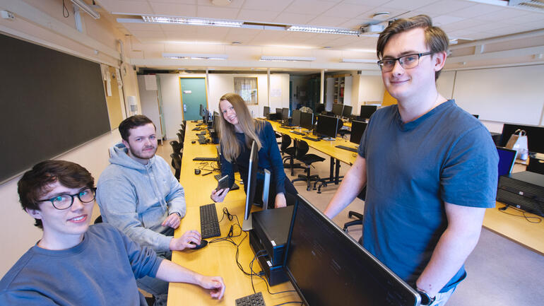  Dataingeniørstudentene Viktor Larsen, Christian Thorsø, Nora Sophie Backe og Håkon Vestreng Solberg viser frem appen på mobilen