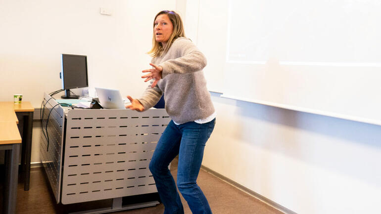 BACK ON THE SKI SLOPE: Associate Professor Hedda Berntsen visualizes moments in the X-Games when she had to make a lightning-fast decision. (Photo: Jan-Henrik Kulberg / USN)