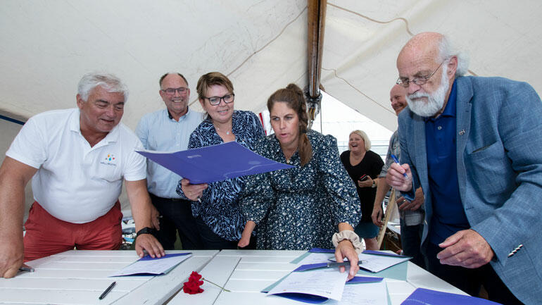 Ordførerne og rektor Aasen signerer 