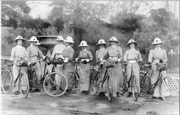 Sykepleiere for over hundre år siden på sykkel