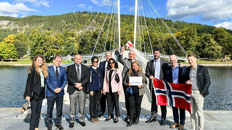 The 14-16 of September 2022, the USN School of Business hosted a workshop on innovation policy in Drammen. The workshop, organized by the USN School of Business, brought together representatives of the United Nations Economic Commission for Europe, the Norwegian government and the government of Georgia. Group photo by the Ypsilon bridge at campus Drammen.